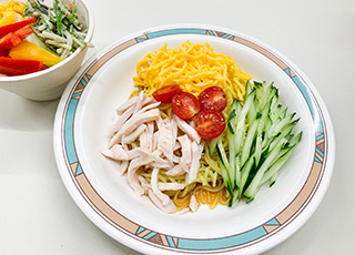 今週はふっくら蒸した鶏肉が美味しい「冷やし中華」を提供しています